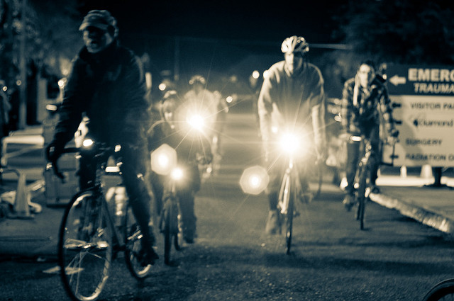 In bici di notte, obbligatorio il giubbino catarifrangente - Consumi -  Kataweb - Soluzioni quotidiane